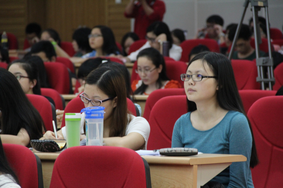学生认真听讲、做笔记 学生认真听讲、做笔记