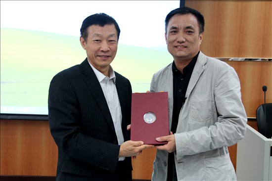 许国彬代表学校赠送纪念品 许国彬代表学校赠送纪念品