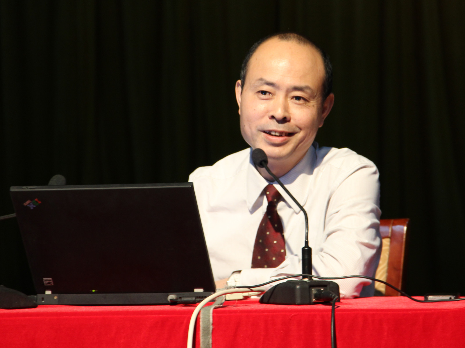 李坤寅为我校女性师生做健康讲座 李坤寅为我校女性师生做健康讲座