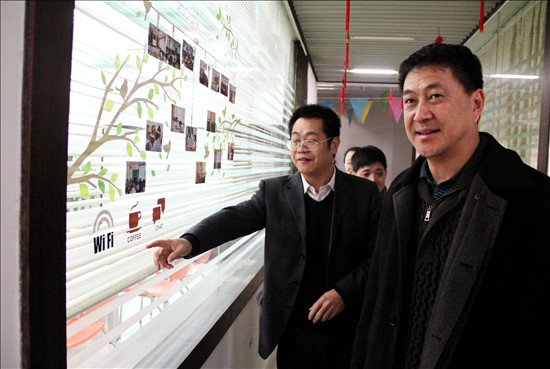 隋广军参观教师发展中心 隋广军参观教师发展中心
