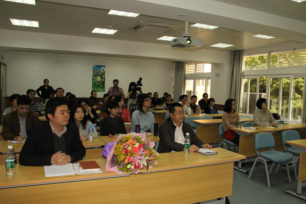 与会者聚精会神听讲座 与会者聚精会神听讲座