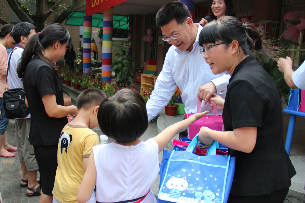 仲校为孩子们送节日礼物 仲校为孩子们送节日礼物